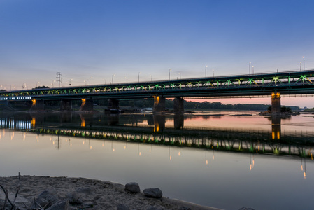 在黄昏的时候，华沙的 Gdanski 桥