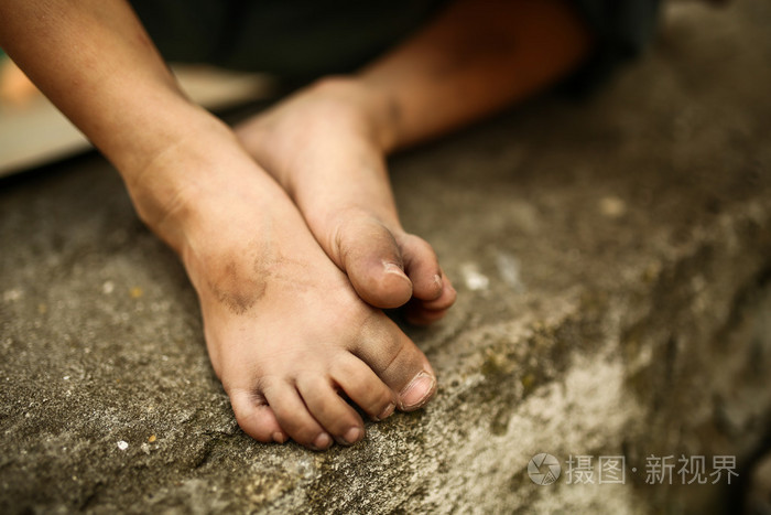 一个小男孩的脏兮兮的腿