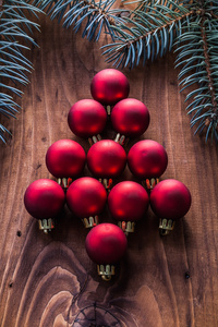 红色圣诞节的小球和冷杉树