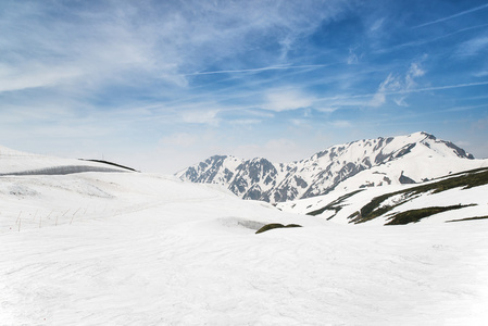 高山在冬天雪下