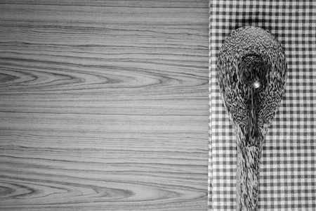 用勺子上木背景黑色和白色 colo 厨房巾