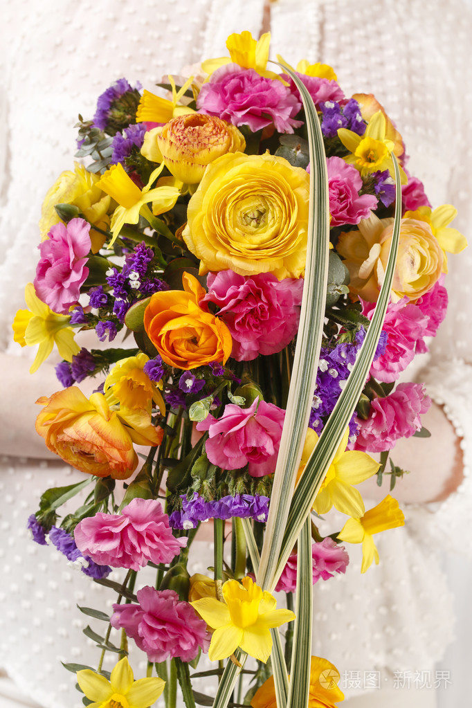 花毛茛水仙花和康乃馨鲜花花束