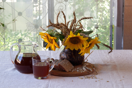 陶瓷花瓶和瓦斯 克瓦斯 在 tr 向日葵花束