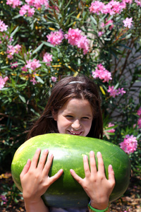 微笑的小女孩，用巨大的西瓜