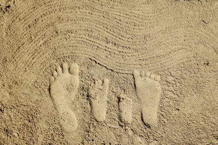 人类的脚步在沙滩上