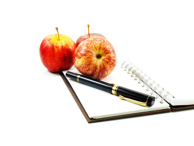 笔记本和白色背景上的苹果