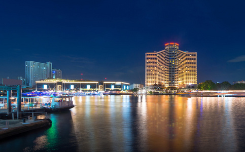 曼谷城市景观河侧，在那黄昏时分，泰国的海港