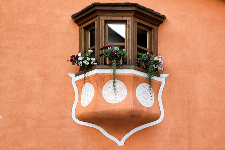 瑞士房子弓窗口外部视图