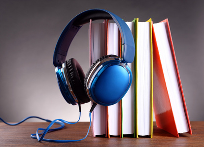 书和头戴式耳机作为音频书籍