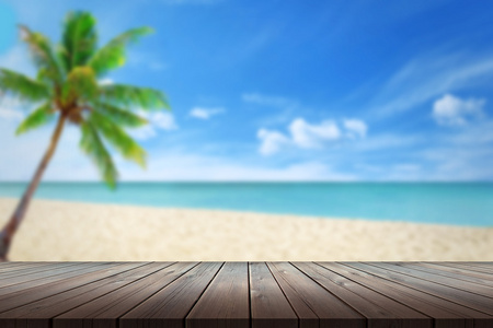 整洁的木头桌子海滩和棕榈的背景