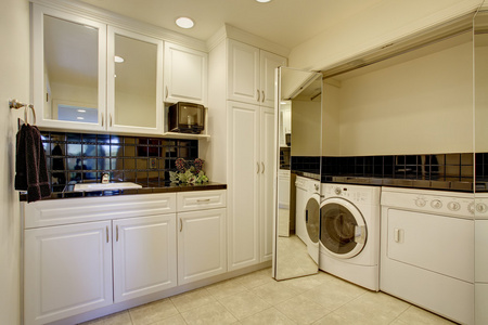 洗衣房用洗衣机干衣机和柱面折叠门