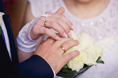 结婚戒指的新娘和新郎的双手