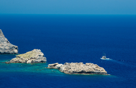 视图中的在 lindou 海湾从罗德斯岛希腊，罗德岛