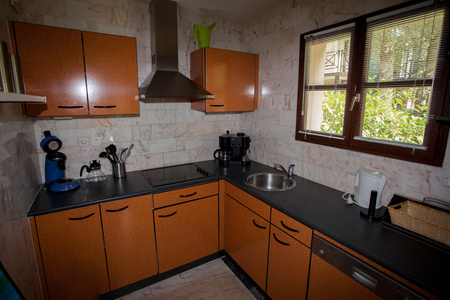 现代住宅中的橙色现代厨房