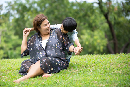 亚洲家庭幸福，母亲带着她的儿子在公园