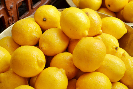 大量的新鲜黄柠檬在市场