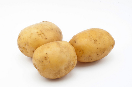 土豆熔体质量。孤立在白色背景上的土豆