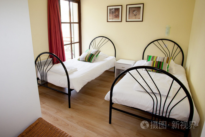两张单人床的房子漂亮的房间里