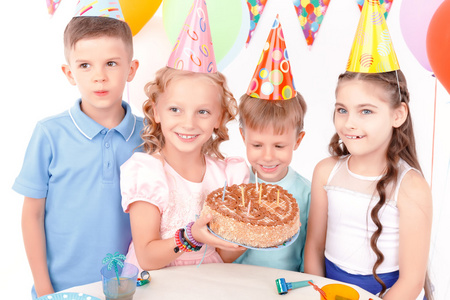 快乐的孩子们和生日蛋糕的合影