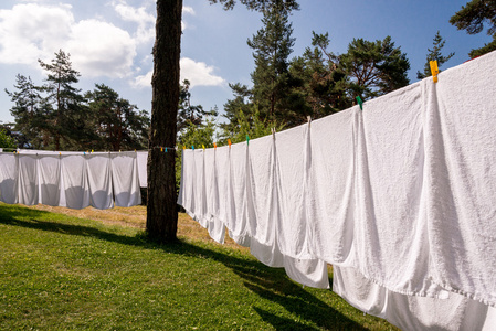 干燥温度对清洗生产线在室外的新鲜干净的白毛巾