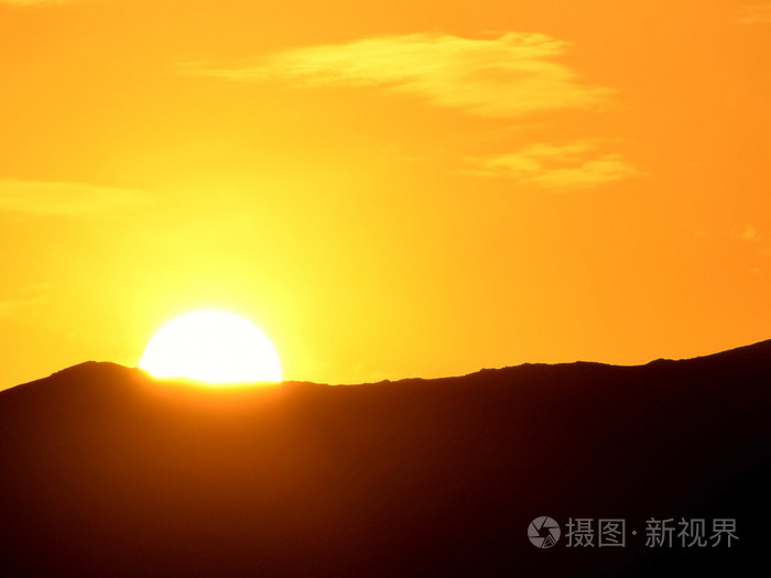 太阳落山越过山