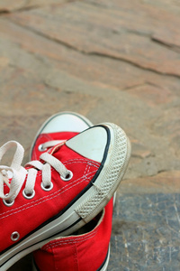 红色背景下的水泥的鞋子图片