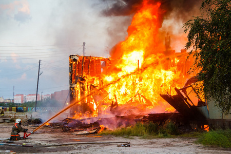 消防队员扑灭着火的房子里照片