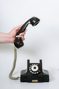 旧的黑色的老式电话分离