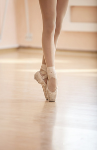 年轻的芭蕾舞演员的腿