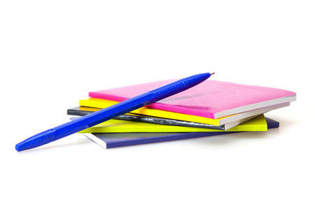 堆的多彩色的笔记本和笔