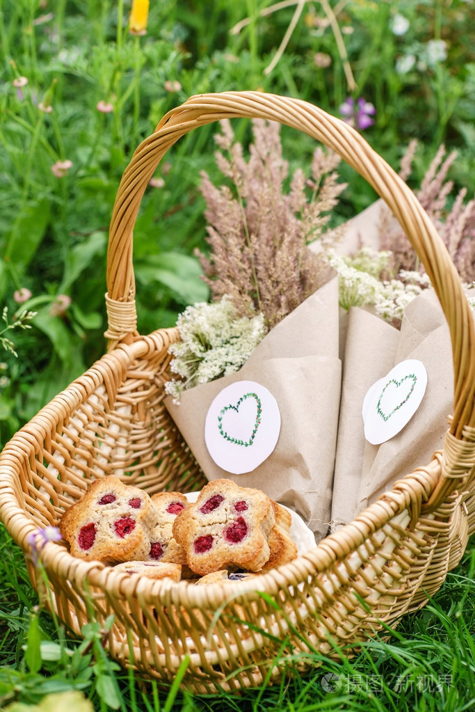在篮子里的浆果蛋糕