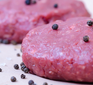 生牛肉肉汉堡之前在香料的制备图片