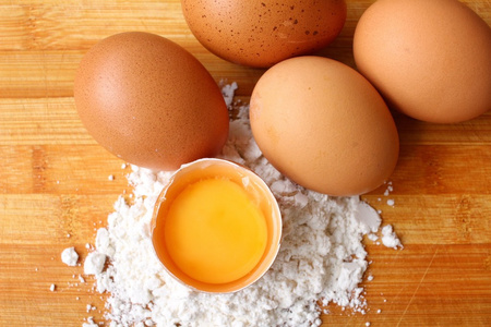 鸡蛋和面粉    