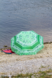 河湖上的雨伞