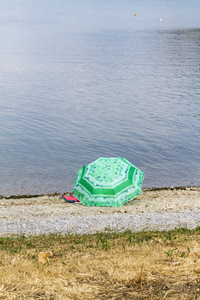 河湖上的雨伞