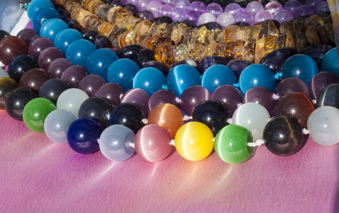 珠珠珠珠珠。 一小块玻璃石头或类似的材料，通常是圆形的，穿孔的，用于与其他人一起作为项链