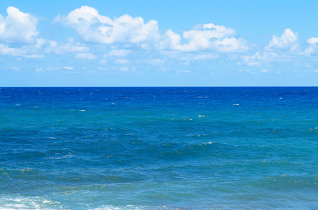 波光粼粼的阳光照射在清澈的池水下,大海或蓝色的海洋,俯视水面.