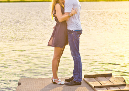 情侣河岸边幸福的情侣拥抱而站在河岸边照片