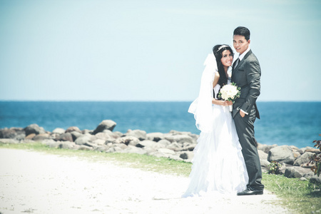 幸福的新婚夫妇在海滨