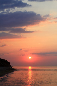 在海上日出