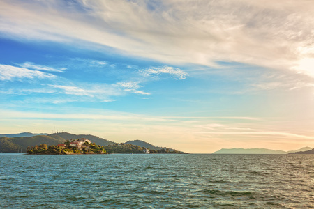 美丽的日落的海面上，在山脉背景