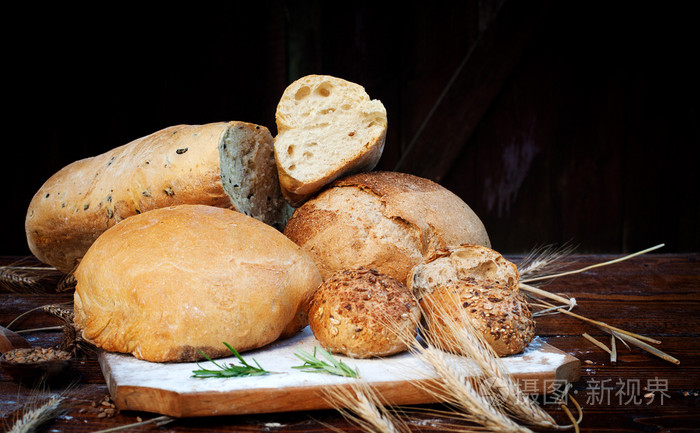 新鲜的面包 小麦的木制表