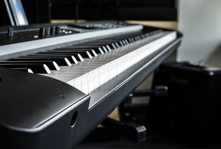 钢琴键盘合成器