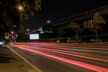 夜间车速交通道路上的光迹, 长时间的曝光