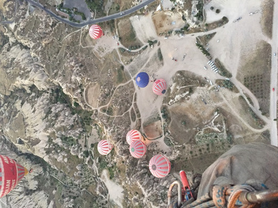 气球飞越卡帕多细亚，土耳其在日出