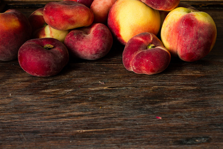 平熟透的水蜜桃和往常桃树上木制的背景