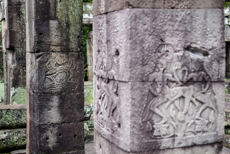 传统雕刻在柱子上