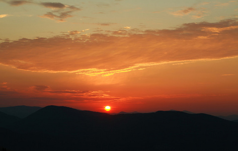 对夕阳山群山的轮廓