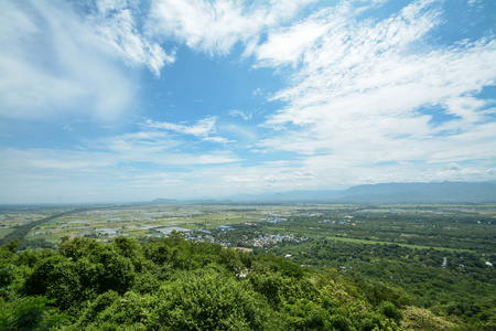 在曼德勒山的观点是主要的朝圣。从曼德勒山顶独自曼德勒的全景视图使值得尝试攀爬起来