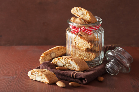 在玻璃罐里的传统意大利 cantuccini 饼干